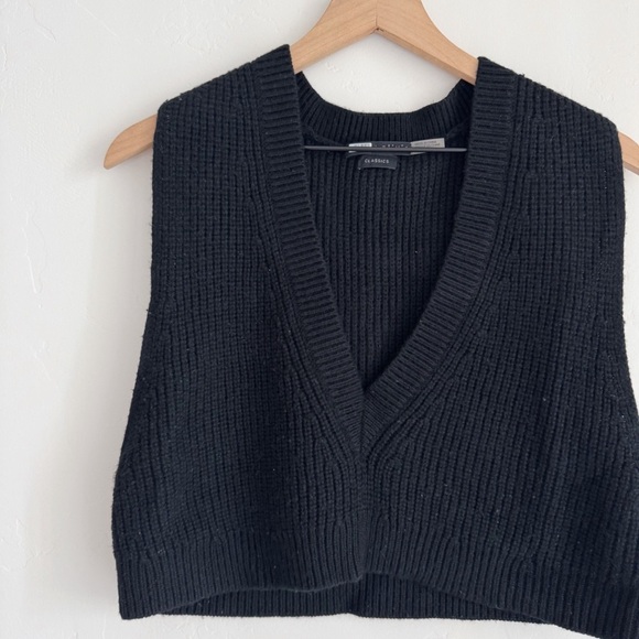 Alice + Olivia Wool cropped sweater vest black
Size XS - Picture 5 of 10